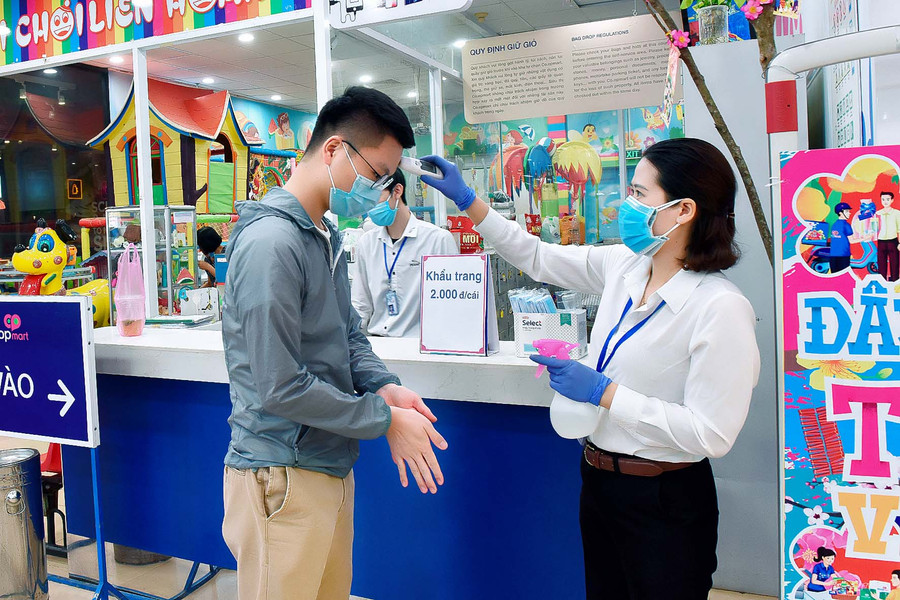 2.Để ứng phó với dịch bệnh Covid-19, trước khi khách hàng vào cửa đều được nhân viên yêu cầu sát khuẩn tay bằng dung dịch vệ sinh được bố trí sẵn và đeo khẩu trang.