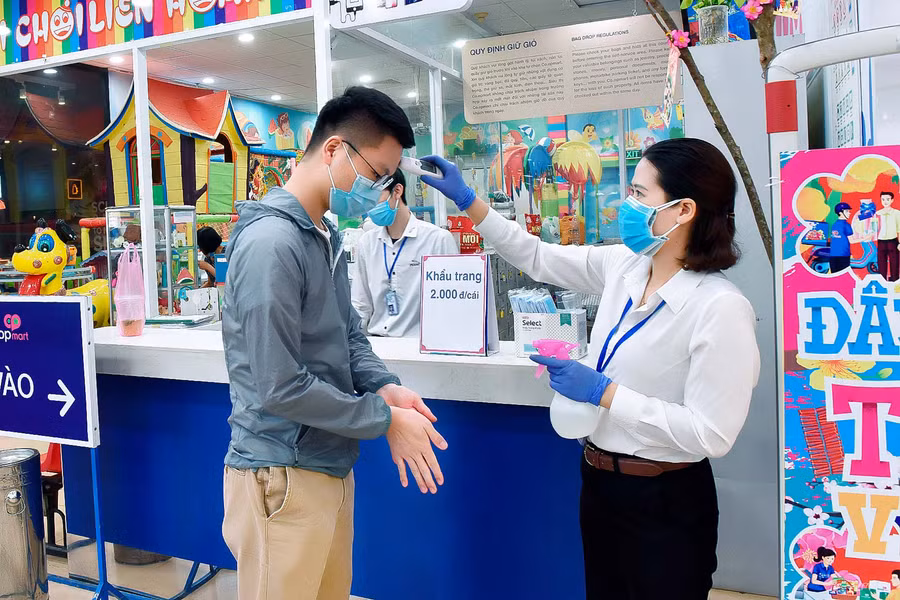 2.Để ứng phó với dịch bệnh Covid-19, trước khi khách hàng vào cửa đều được nhân viên yêu cầu sát khuẩn tay bằng dung dịch vệ sinh được bố trí sẵn và đeo khẩu trang.