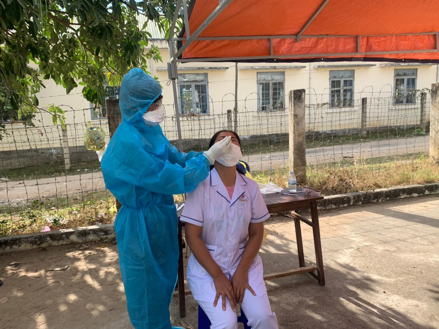 Lấy mẫu xét nghiệm cho nhân viên y tế xã Ia Rtô (thị xã Ayun Pa). Ảnh: Vũ Chi Lấy mẫu xét nghiệm cho nhân viên y tế xã Ia Rtô (thị xã Ayun Pa). Ảnh.Vũ Chi