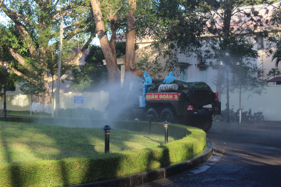 Phun thuốc khử khuẩn khuôn viên Tỉnh ủy Gia Lai. Ảnh: Chu Hoài