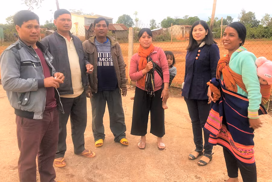  Bà Bàn Thị Bình (thứ 2 từ phải sang) trao đổi với người dân về kinh nghiệm phát triển kinh tế. Ảnh: Đinh Yến