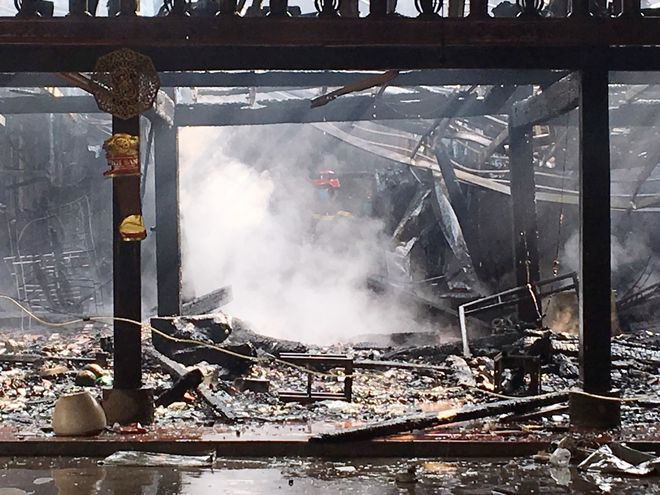 Cảnh sát PCCC nỗ lực dập lửa -Ảnh: ĐỖ TRƯỜNG