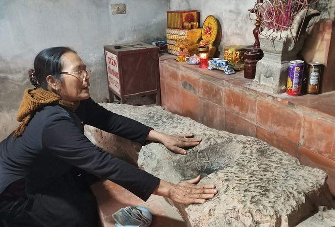 Tảng đá in hình đầu người và đôi bàn tay trong đền thờ nàng Bình Khương  Tảng đá in hình đầu người và đôi bàn tay trong đền thờ nàng Bình Khương
