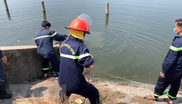 Đội Cảnh sát Phòng cháy chữa cháy và Cứu hộ cứu nạn tỉnh Bình Dương tìm kiếm các cháu bé bị đuối nước. (Ảnh: Huyền Trang/TTXVN) Đội Cảnh sát Phòng cháy chữa cháy và Cứu hộ cứu nạn tỉnh Bình Dương tìm kiếm các cháu bé bị đuối nước. (Ảnh: Huyền Trang/TTXVN)