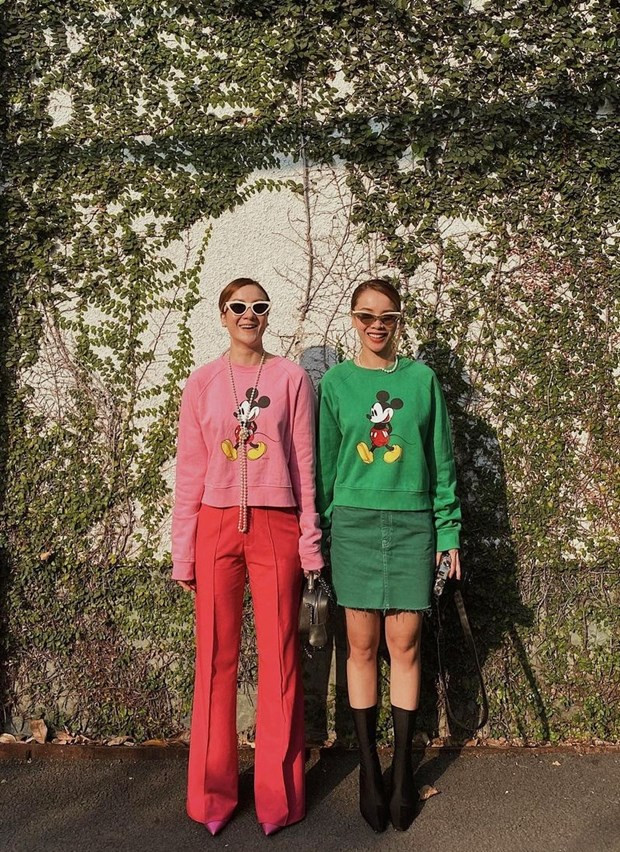Du xuân đầu năm, chị em Yến Trang-Yến Nhi chưng diện matchy-matchy, ưu ái trang phục tươi sáng. ''Song Yến'' đều chọn áo nỉ họa tiết hoạt hình, người mix theo tông hồng, người phối gam xanh bắt mắt.