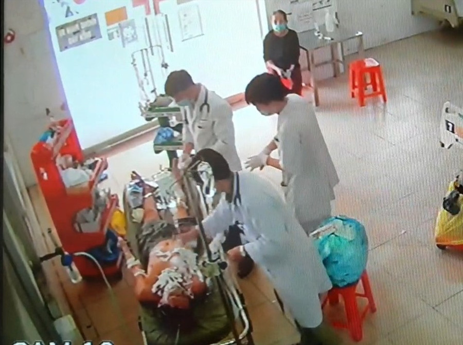 Người đàn ông đang được điều trị. Ảnh chụp lại từ camera