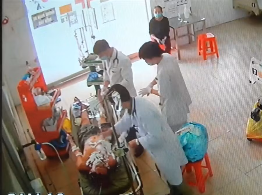 Người đàn ông đang được điều trị. Ảnh chụp lại từ camera