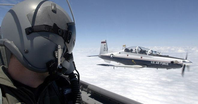 Hai máy bay huấn luyện T-6A Texan II bên trên bầu trời căn cứ không quân Laughlin ở Texas, Mỹ - Ảnh: Không quân Mỹ Hai máy bay huấn luyện T-6A Texan II bên trên bầu trời căn cứ không quân Laughlin ở Texas, Mỹ - Ảnh: Không quân Mỹ