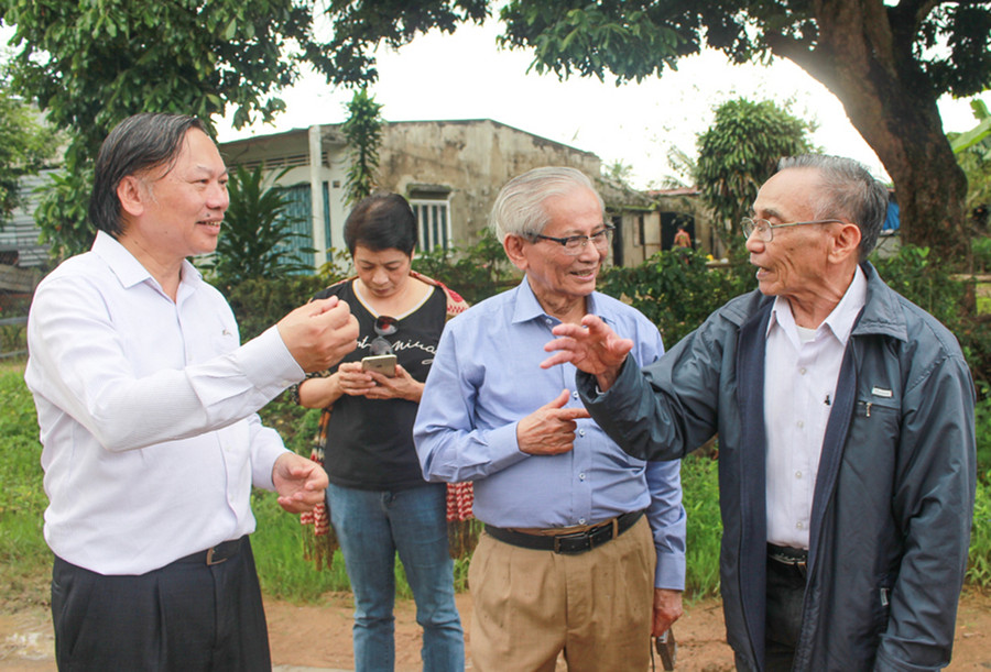 Ông Nguyễn Quốc Thành (bìa phải) trao đổi với đoàn công tác của cố GS. Phan Huy Lê về vị trí lũy An Khê thời Tây Sơn vào năm 2017. Ảnh: Ảnh: Mộc Trà