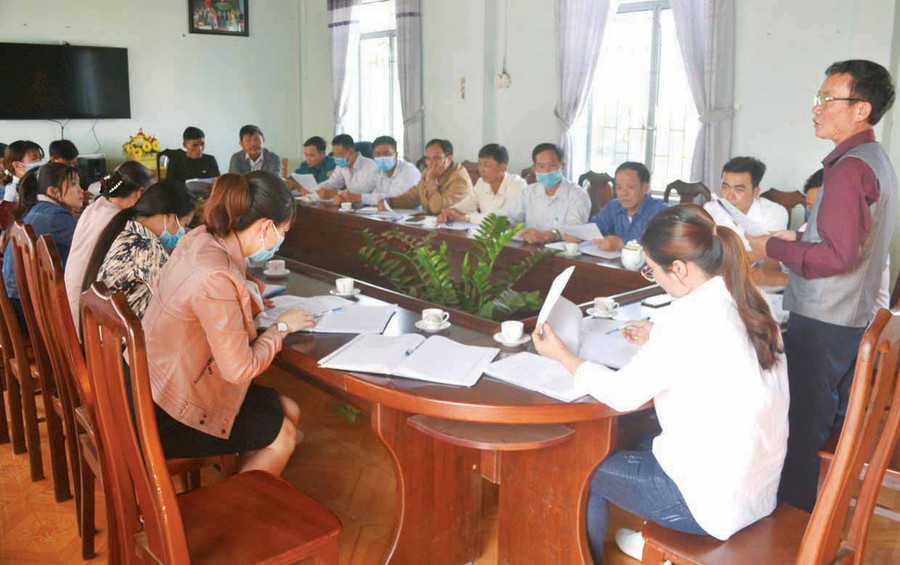 Câu lạc bộ “Nông dân với pháp luật” xã Ia Băng (huyện Chư Prông) phối hợp tổ chức phổ biến pháp luật đến cán bộ thôn, làng. Ảnh: Hoàng Cư Câu lạc bộ “Nông dân với pháp luật” xã Ia Băng (huyện Chư Prông) phối hợp tổ chức phổ biến pháp luật đến cán bộ thôn, làng. Ảnh: Hoàng Cư