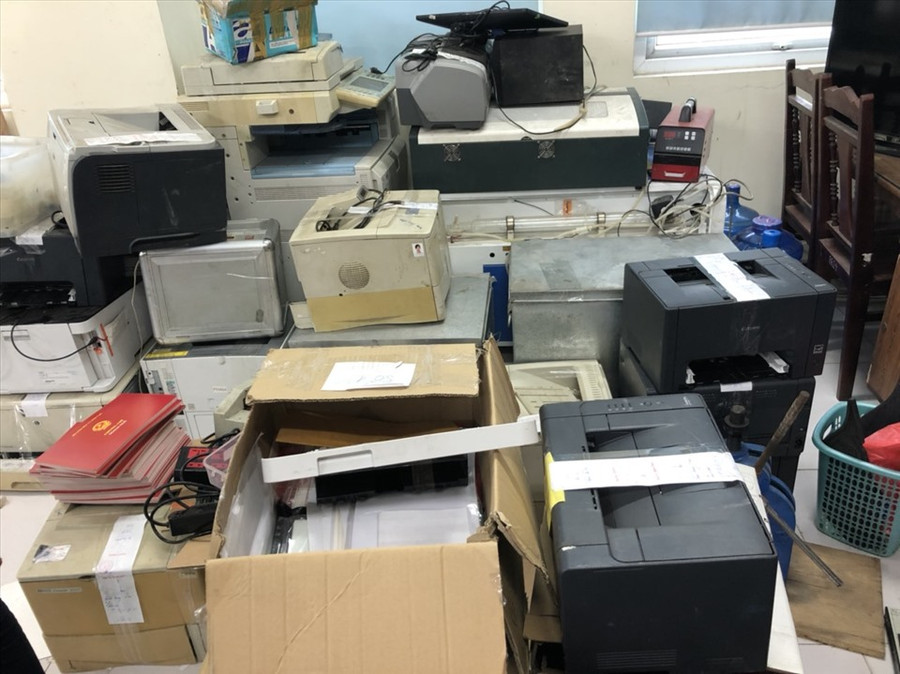 Máy móc, thiết bị liên quan đến đường dây làm bằng giả. Ảnh: CACC Máy móc, thiết bị liên quan đến đường dây làm bằng giả. Ảnh: CACC