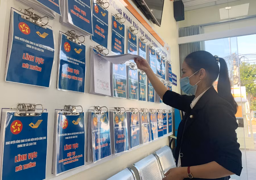 Thủ tục hành chính ở các lĩnh vực được niêm yết công khai, minh bạch ngay trụ sở Bưu điện huyện Kông Chro. Ảnh: Thủy Bình