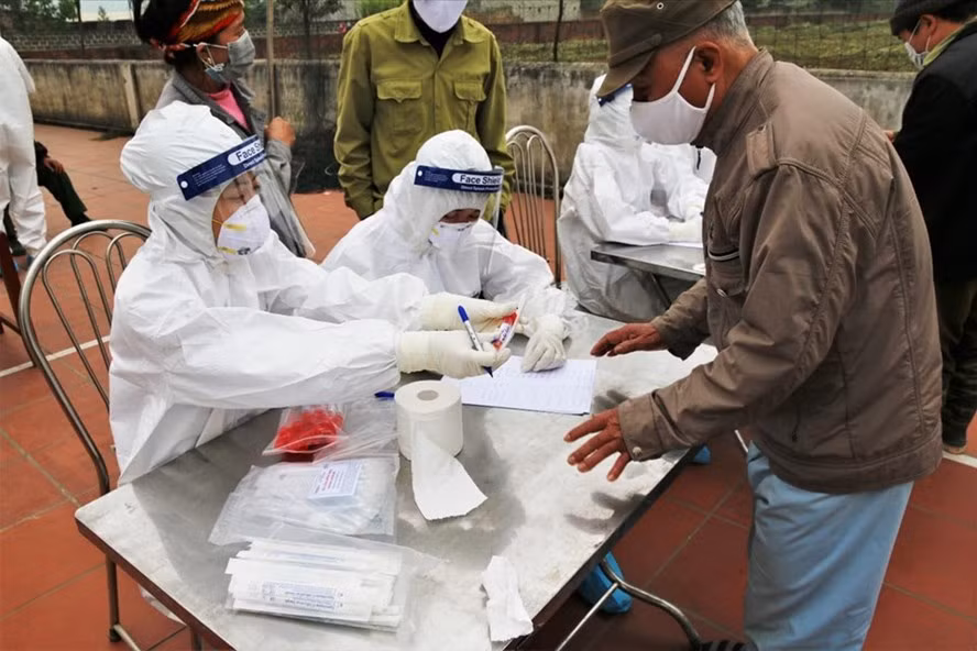 Người dân vùng dịch Chí Linh- Hải Dương đi lấy mẫu xét nghiệm COVID-19. 