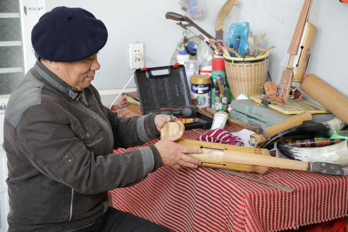 Ông dành đời mình cho giảng dạy và chế tác nhạc cụ