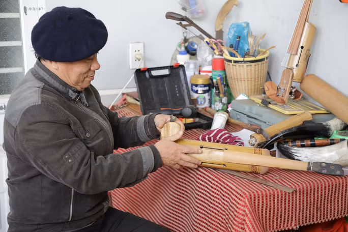 Ông dành đời mình cho giảng dạy và chế tác nhạc cụ