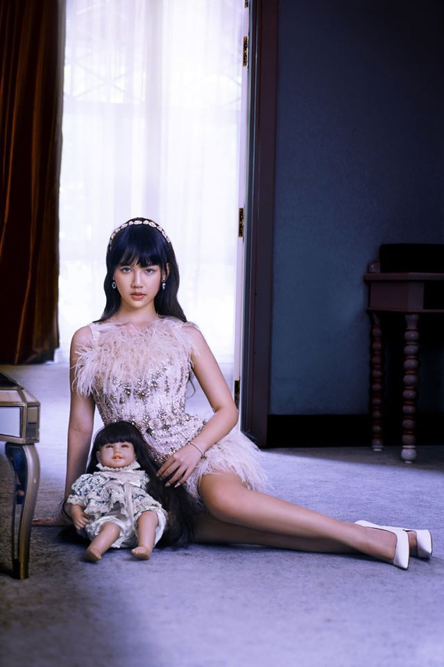 Không chỉ dừng lại ở âm nhạc, năm 2021 sẽ ghi dấu sự xuất hiện đầu tiên của Amee trong lĩnh vực điện ảnh. Cô tham gia phim điện ảnh “Thiên thần hộ mệnh” của đạo diễn Victor Vũ cùng Salim, Trúc Anh. Nữ ca sĩ được kỳ vọng sẽ đem đến làn gió mới cho điện ảnh Việt. Được biết, vai diễn trong phim dường như được “đo ni đóng giày” cho nữ ca sĩ 10x. Ảnh: NSX.