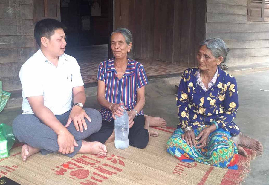 Nữ già làng Siu H’Phin (ở giữa; làng Goòng, xã Ia Púch) trao đổi với người dân về kinh nghiệm hòa giải. Ảnh: Nhật Hào