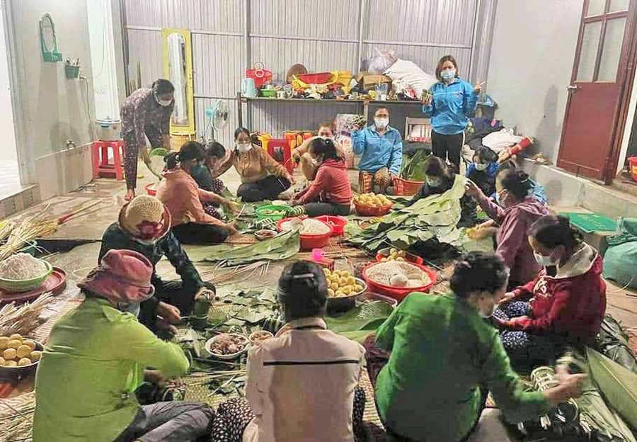 Đoàn viên thanh niên huyện Phú Thiện gói bánh chưng trao tặng khu cách ly. Ảnh H'Đẹp