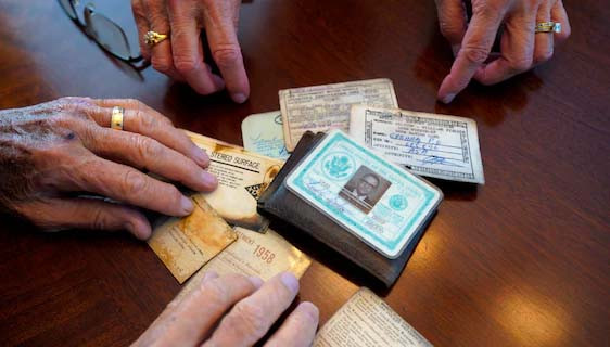 Mỹ: Cụ ông tìm được ví thất lạc ở Nam Cực sau 53 năm ảnh 1 Những kỷ vật trong chiếc ví của ông Grisham vẫn còn nguyên sau 53 năm.