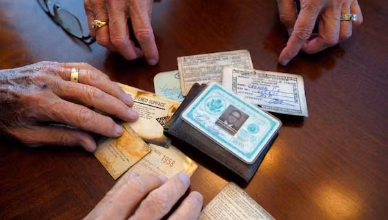 Những kỷ vật trong chiếc ví của ông Grisham vẫn còn nguyên sau 53 năm. 