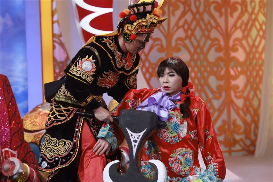 Năm 2016, Bắc Đẩu diện bộ trang phục đỏ nổi bật và mái tóc buộc một bên. Có thể thấy những tạo hình của NSND Công Lý với nhân vật "cô Đẩu" luôn độc đáo và ấn tượng. Ảnh: VFC. Có thể thấy “cô Đẩu” qua các năm ngày càng “trưởng thành” hơn về nhan sắc. Ảnh: VFC