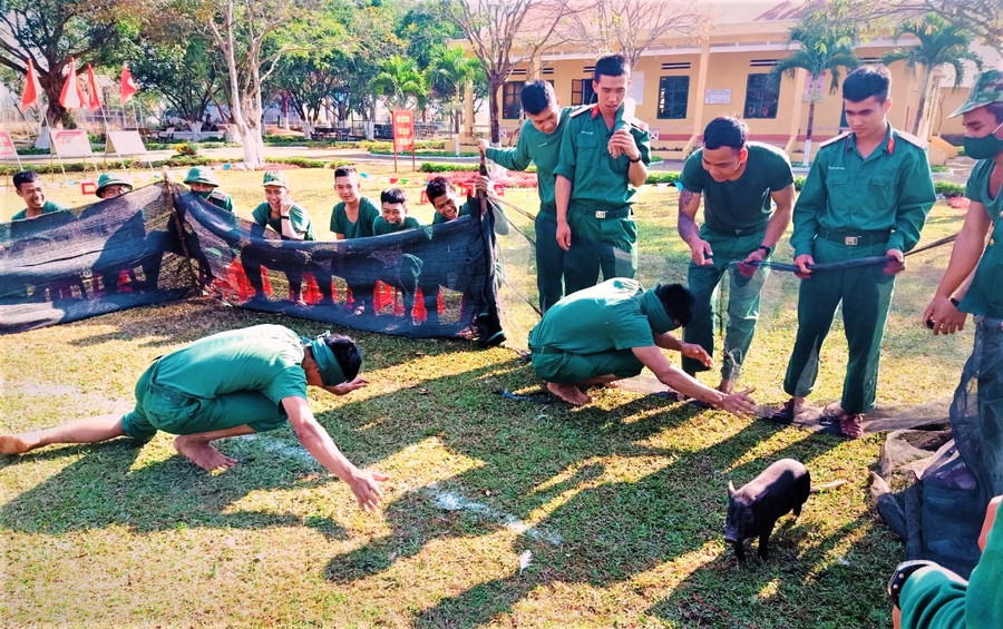 Cán bộ, chiến sĩ Ban Chỉ huy Quân sự huyện Ia Grai tổ chức trò chơi bịt mắt bắt heo. Ảnh: Vĩnh Hoàng