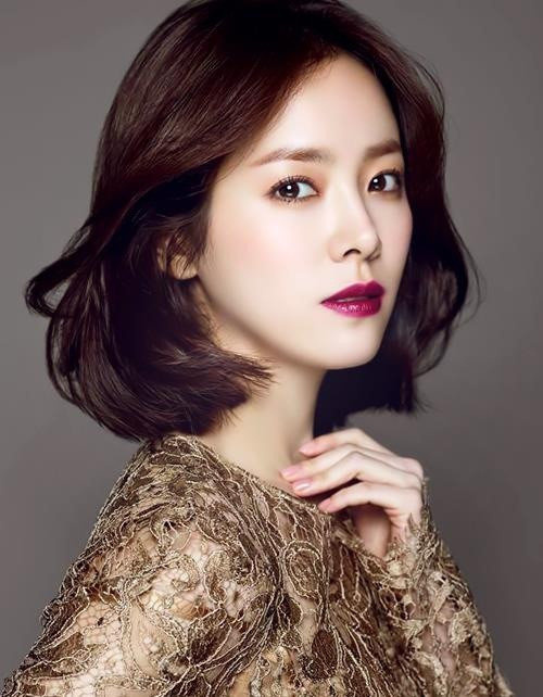 Trong suốt những năm qua, Han Ji Min đã cho thấy một sự nghiệp phát triển vững vàng. Từ hình ảnh cô gái xinh đẹp, trong sáng, giờ đây, Han Ji Min đã trở thành mẫu phụ nữ bản lĩnh, tài năng trong mắt đồng nghiệp cũng như người hâm mộ. Ảnh: Knet