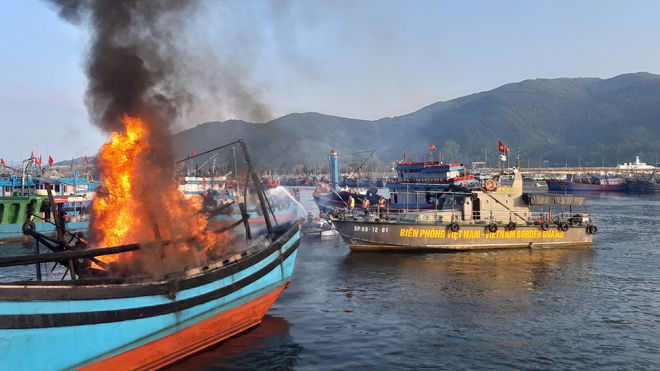 Lực lượng biên phòng, PCCC phối hợp dập lửa. ẢNH: NGUYỄN TÚ