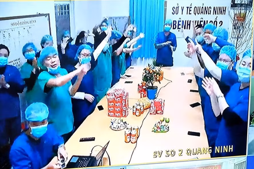 Các bác sĩ tại Bệnh viện số 2 Quảng Ninh đón giao thừa trong một cái tết chưa từng có. Ảnh: Trần Minh/Bộ Y tế