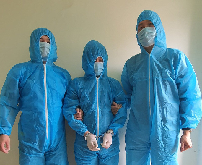 Vận động Lê Đức Đông (đứng giữa) ra đầu thú