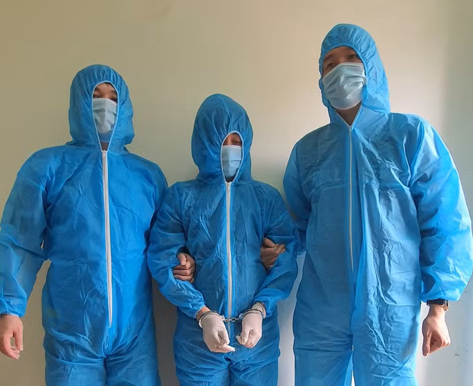 Vận động Lê Đức Đông (đứng giữa) ra đầu thú