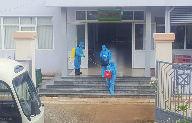 Ngay sau khi phát hiện anh Tình dương tính với Covid-19 qua test nhanh, Bệnh viện đa khoa vùng Tây Nguyên đã di dời toàn bộ bệnh nhân từ Khoa cấp cứu đến Khoa truyền nhiễm để cách ly tạm thời.