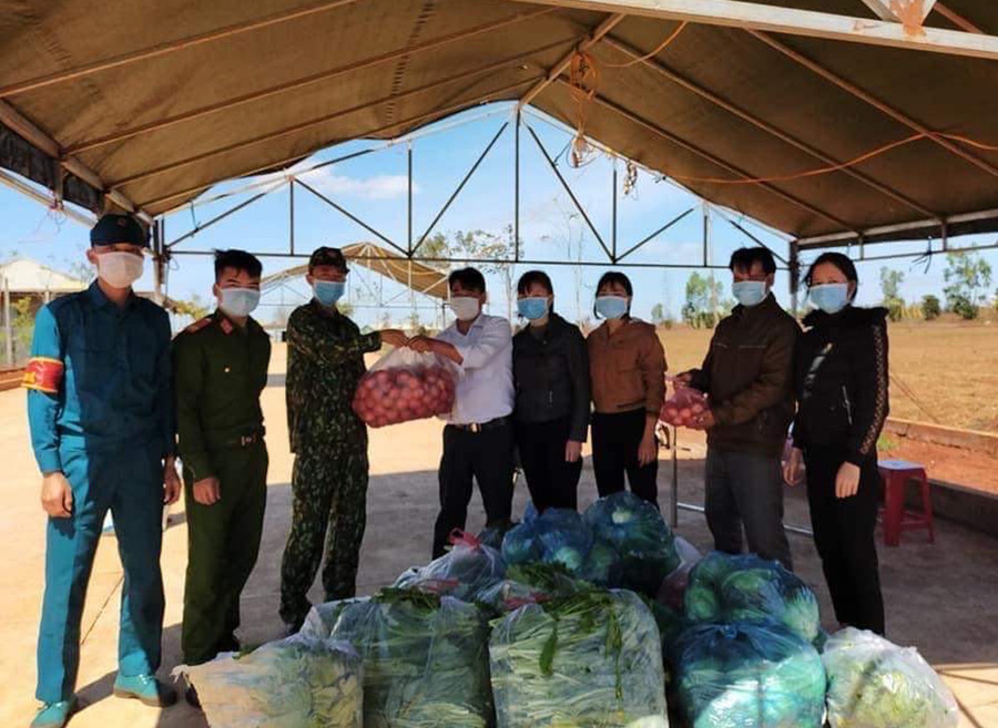 Cán bộ, chiến sĩ tại khu vực cách ly y tế tập trung của huyện Đak Đoa tiếp nhận nhu yếu phẩm do các tổ chức, cá nhân hỗ trợ. Ảnh: Phương Dung