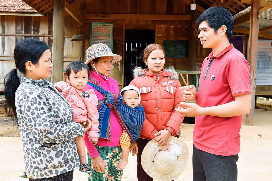 5.Ông Đinh Văn Phan –phó Chủ tịch UBMTTQ xã Sơ Pai xuống cơ sở tuyên truyền vận động người đồng bào dân tộc thiểu số thay đổi cách làm ăn, để người dân áp dụng chuyển đổi cây trồng vật nuôi đem lại hiệu quả kinh tế cao, nâng cao đời sống. 