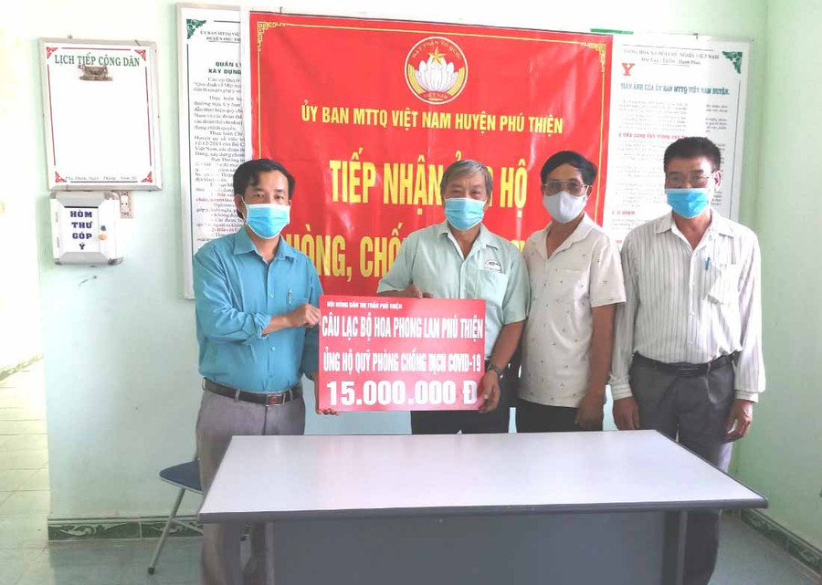Chi hội nông dân nghề nghiệp câu lạc bộ Hoa phong lan Phú Thiện trao tiền hỗ trợ phòng-chống covid 19 về Ủy ban MTTQ Việt Nam huyện