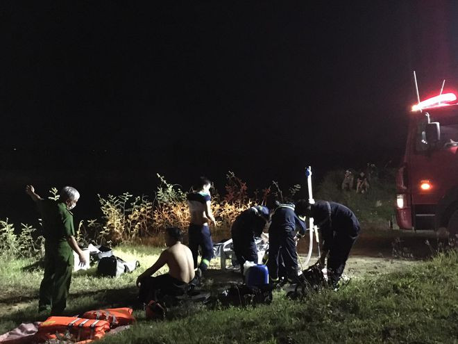  Trong đêm, việc tìm kiếm đã triển khai và đến 21 giờ 25.2 đã tìm thấy em Hai. ẢNH: THANH LỘC