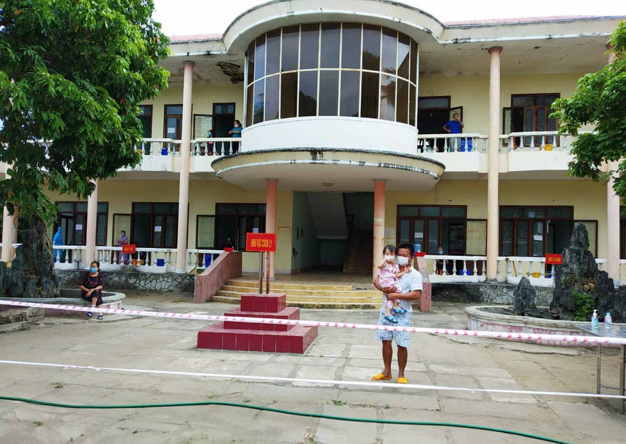 Hình ảnh 2 cha con tiễn các cô chú rời khu cách ly trở về nhà sau thời gian cách ly khiến nhiều người xúc động. Ảnh: Vũ Chi Hình ảnh một em bé tiễn các cô chú rời khu cách ly trở về nhà sau nhiều ngày gắn bó khiến nhiều người xúc động.Ảnh.Vũ Chi