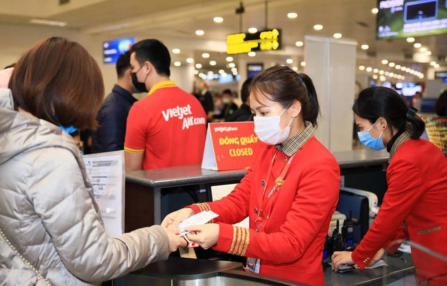 Hành khách làm thủ tục lên chuyến bay của hãng hàng không Vietjet. (Ảnh: CTV/Vietnam+) Hành khách làm thủ tục lên chuyến bay của hãng hàng không Vietjet. (Ảnh: CTV/Vietnam+)