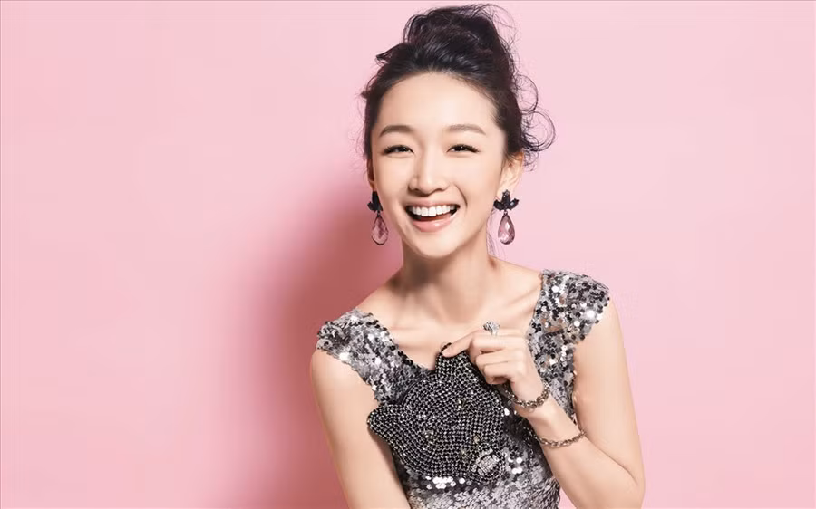  Cách đây không lâu, phim “Thiên Cổ Quyết Trần” do cô đóng cặp với Hứa Khải thu hút sự quan tâm của cộng đồng. Châu Đông Vũ cũng là 