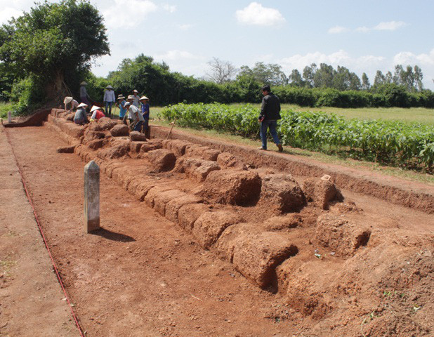 Bờ móng thành Hoàng Đế sau khai quật