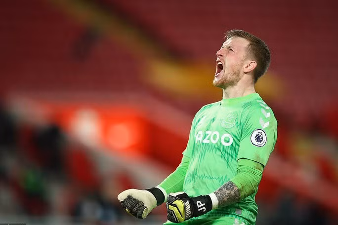 Jordan Pickford hưng phấn sau khi đội nhà ghi bàn Jordan Pickford hưng phấn sau khi đội nhà ghi bàn