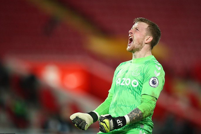 Jordan Pickford hưng phấn sau khi đội nhà ghi bàn Jordan Pickford hưng phấn sau khi đội nhà ghi bàn