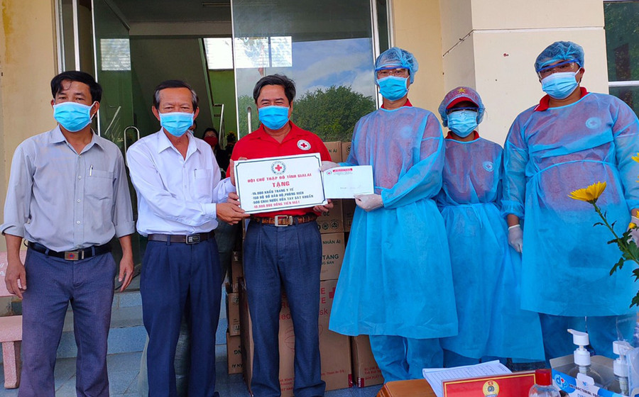 Hội Chữ thập đỏ tỉnh trao tiền, vật tư y tế cho Ban Chỉ đạo phòng-chống dịch Covid-19 huyện Phú Thiện. Ảnh: Hồng Ngọc Trao vật dụng, tiền mặt cho Ban Chỉ đạo phòng, chống dịch Covid-19 huyện Phú Thiện. Ảnh: Hồng Ngọc
