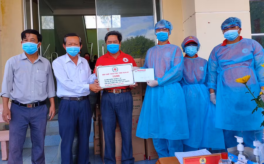 Trao vật dụng, tiền mặt cho Ban Chỉ đạo phòng, chống dịch Covid-19 huyện Phú Thiện. Ảnh: Hồng Ngọc