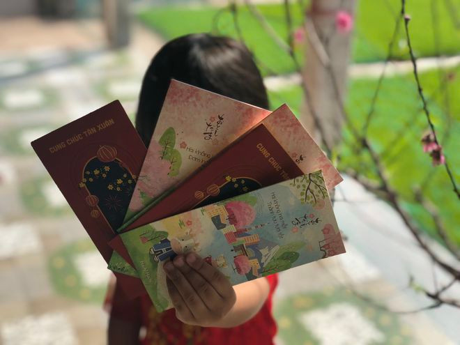 Nhận tiền lì xì lịch sự, người tặng thấy vui người nhận thấy ý nghĩa - ẢNH: Nguyễn Loan  Nhận tiền lì xì lịch sự, người tặng thấy vui người nhận thấy ý nghĩa - ẢNH: Nguyễn Loan