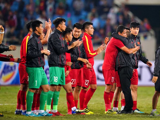 Anh Đức ôm HLV Park Hang-seo ngày chia tay tuyển Việt Nam - Ảnh: Độc Lập  Anh Đức ôm HLV Park Hang-seo ngày chia tay tuyển Việt Nam - Ảnh: Độc Lập