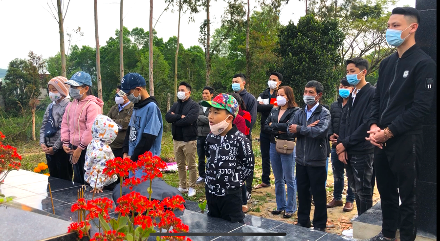  Sáng sớm mùng Một Tết, nhiều gia đình đã có mặt tại nghĩa trang An Khê tạo mộ ông bà-Ảnh Ngọc Minh