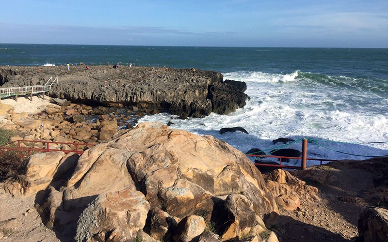 Một góc cảnh quan khu Hang Rái tại vịnh Vĩnh Hy (Ninh Thuận).