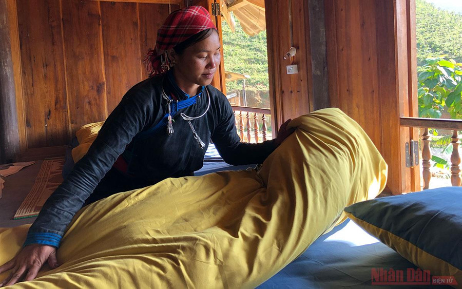 Vàng Thị Thông chăm chút cho từng góc nhỏ của homestay.