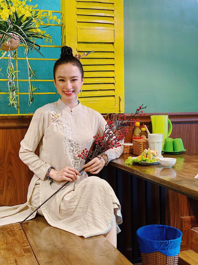 Ở tuổi 26, dù không còn tích cực tham gia các hoạt động showbiz dày đặc như trước song Angela Phương Trinh vẫn nhận được sự quan tâm của cư dân mạng. Nhiều người nhận xét rằng diễn viên sinh năm 1995 sở hữu nhan sắc mặn mà hơn so với thời điểm trước ẢNH: FBNV